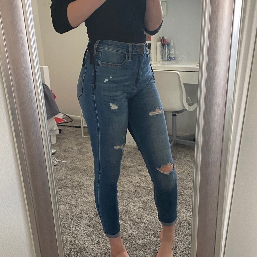 MEDIUM WASH DISTRESSED HOLLISTER JEANS